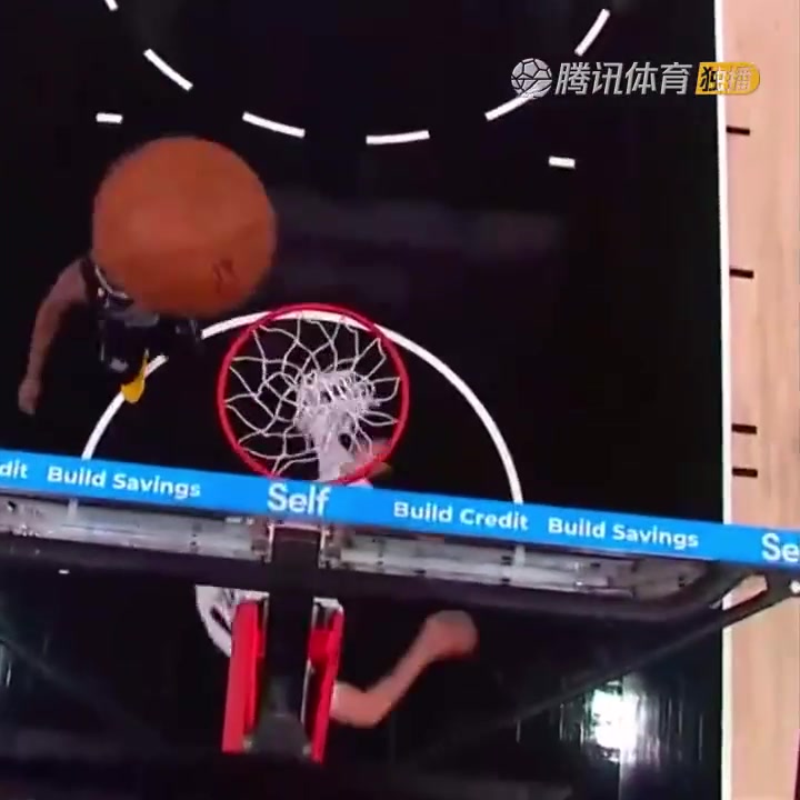 罕見一幕！努爾基奇拋投 球神奇停在籃板上沿 看呆凱爾登?。ㄅ瑺柣婕\）